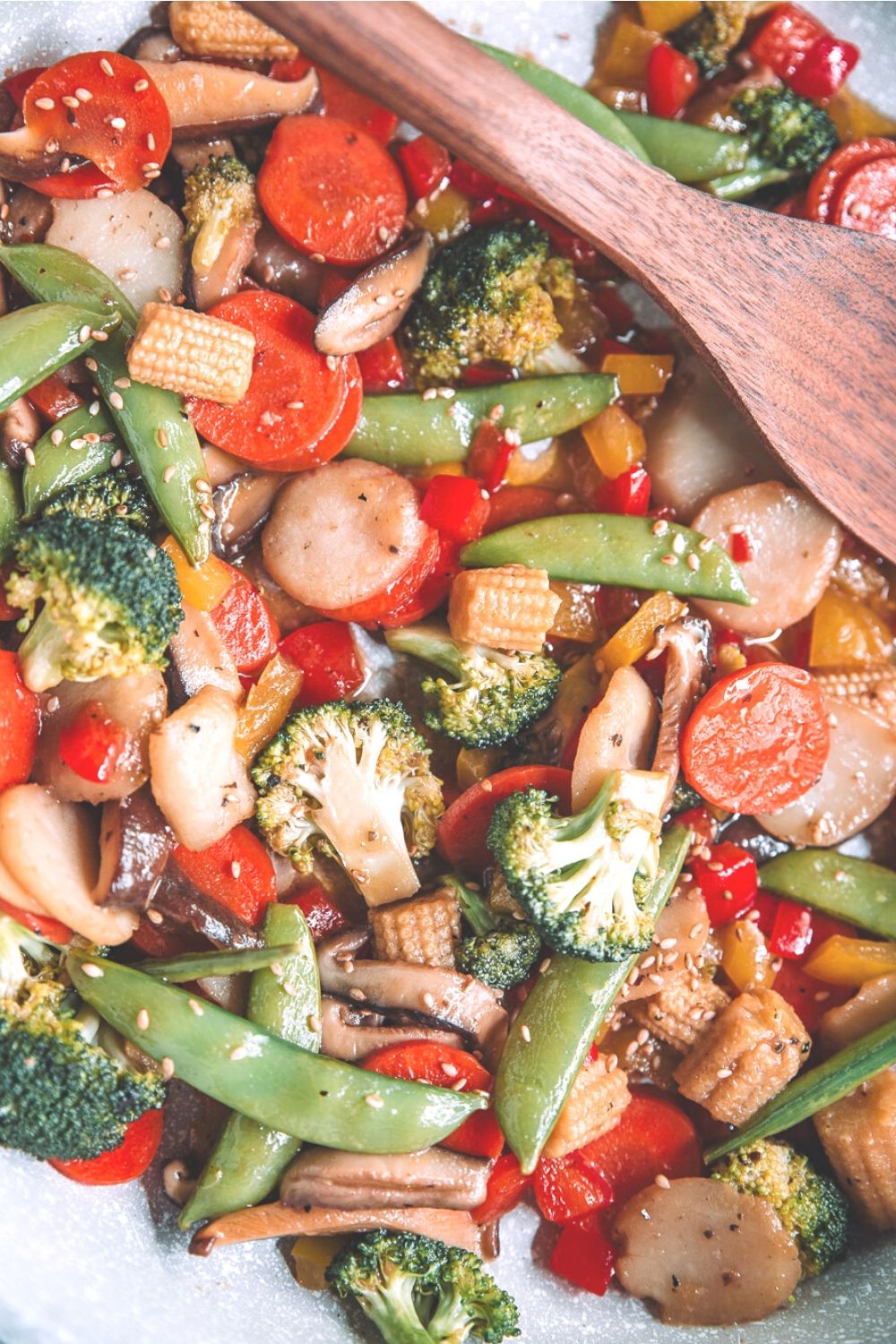 Shiitake Ginger Stir Fry| Quick and easy weeknight dinner made with fresh vegetables and full of flavor with Drew's Organics Shiitake Ginger Dressing and Marinade-by Mash & Spread. #recipe #food #stirfry #dinner #vegetables