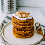 Oatmeal pancakes topped with vanilla skyr and chopped peanuts