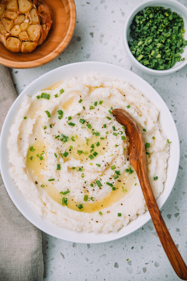 Roasted Garlic Cauliflower Mashed Potatoes | Mash & Spread